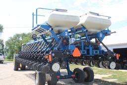 2007 Kinze 3700 24 RN 30” front fold center fill planter