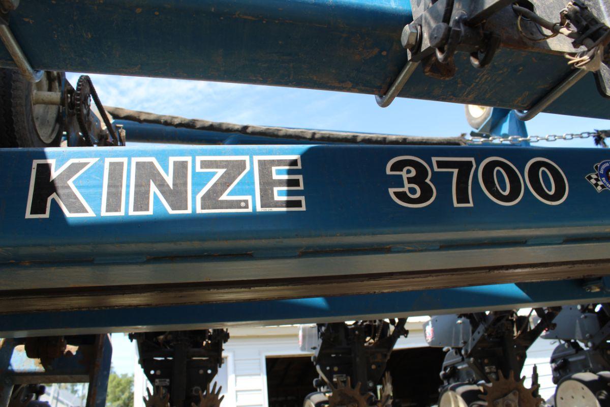 2007 Kinze 3700 24 RN 30” front fold center fill planter