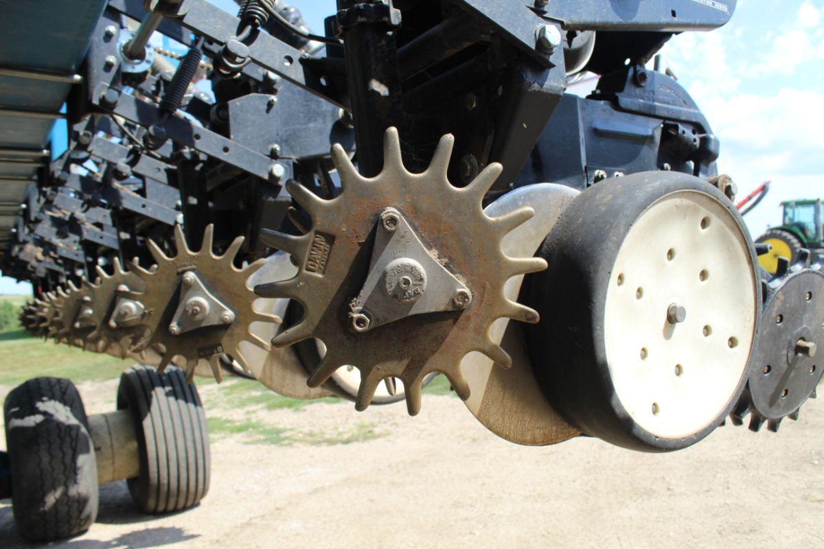 2007 Kinze 3700 24 RN 30” front fold center fill planter