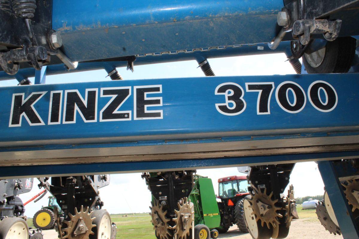 2007 Kinze 3700 24 RN 30” front fold center fill planter