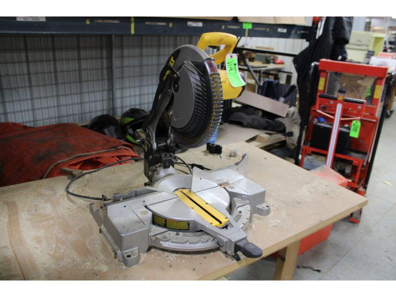 DeWalt DW715 12 In. Compound Mitre Saw on 2  Ft. 9 In.x5  Ft.  Mobile Stand