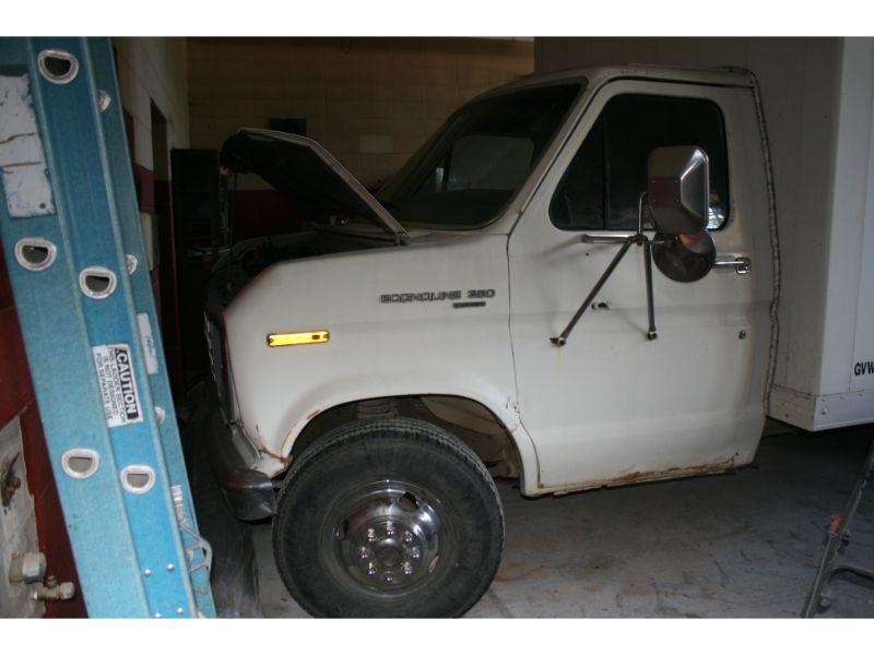 1988 FORD CUBE TRUCK-E35G Diesel, Runs good, 8×12 ft.  Box 118270 miles