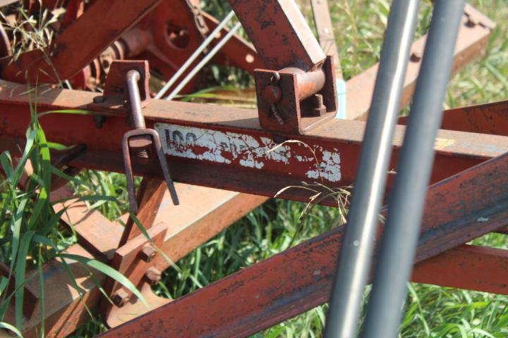 IH 100 Press Drill w/Grass & Tandem Hitch;