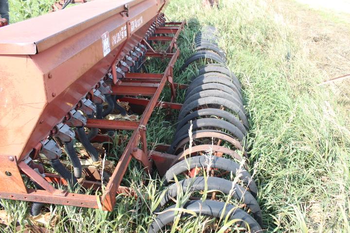 IH 100 Press Drill w/Grass & Tandem Hitch;