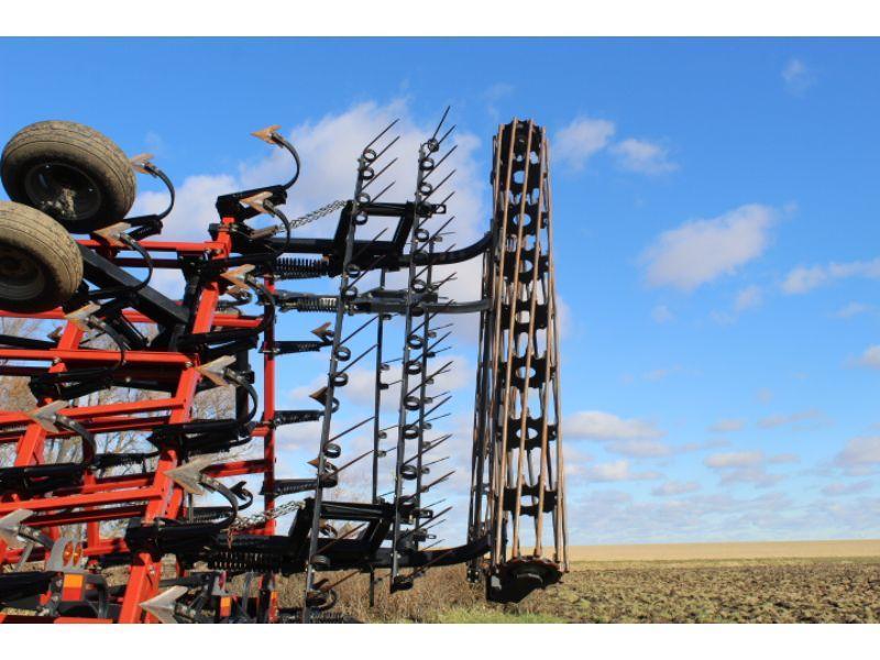 Case IH Tiger Mate 200 Field Cultivator