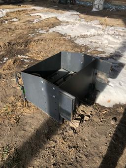 K&M Manuf. Rock Box - Fits in West. Loader Mts