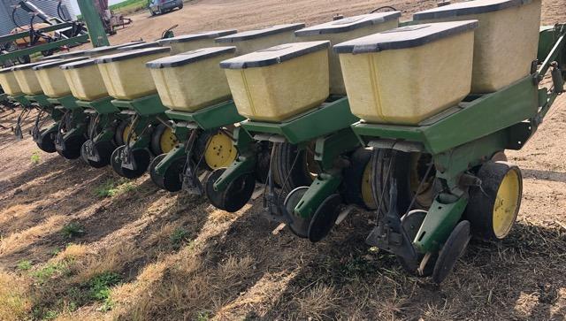 JD 7000 8R30 planter w/monitor