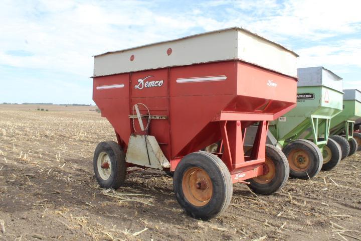 Demco 365 Bu. Gravity Wagon