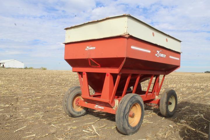 Demco 365 Bu. Gravity Wagon