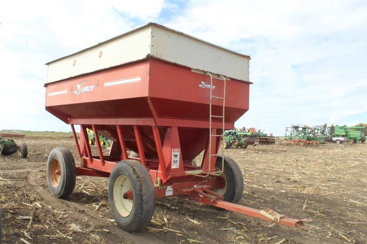 Demco 365 Bu. Gravity Wagon