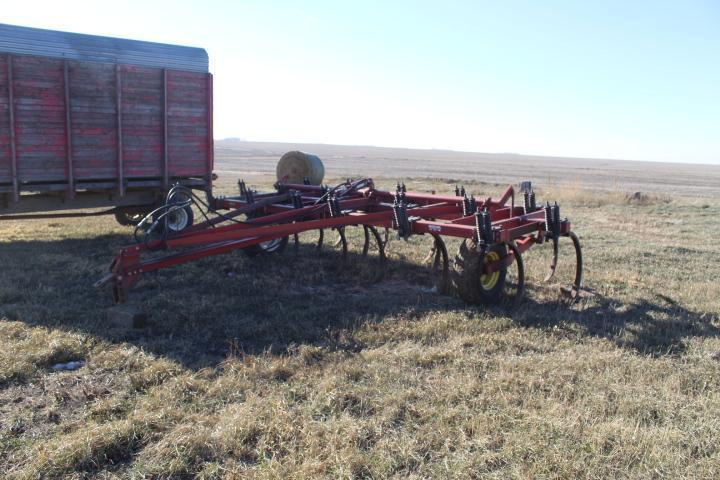 IH 5500 Pulltype 17 Ft. Chisel Plow