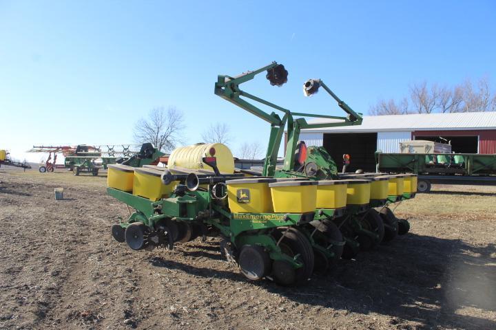 JD 1760 Conservation Max-Emerge Plus Vacumeter 12 Row 30 In. Planter