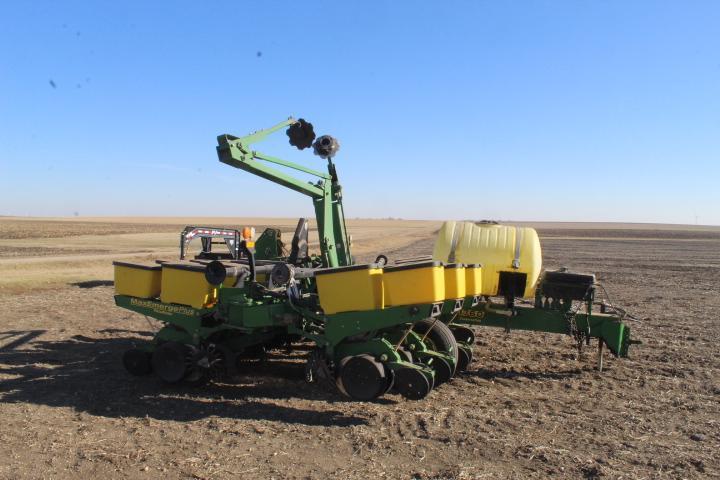 JD 1760 Conservation Max-Emerge Plus Vacumeter 12 Row 30 In. Planter