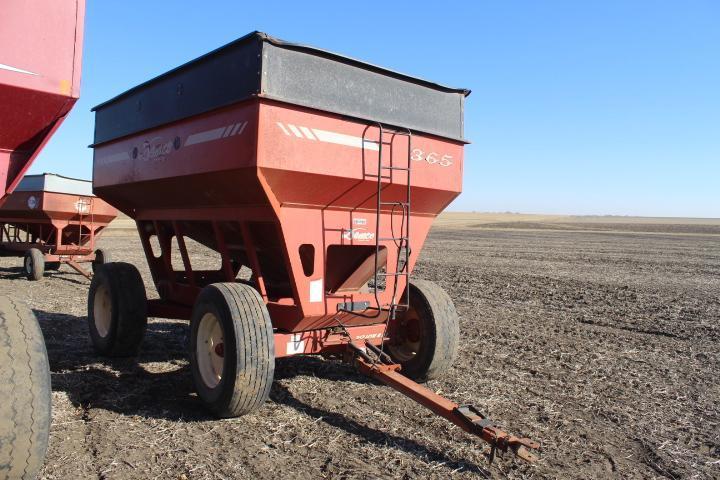 Demco 365 Posi-Flow Gravity Wagon w/ Lights on 12T HD Gear w/385/65R22.5 Tires