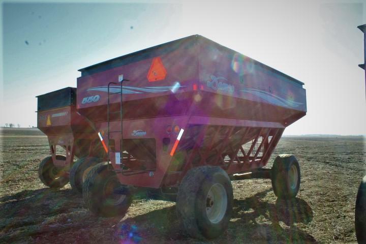 Demco 550 Gravity Wagon w/Tank Ext., Lights, 42.5x65R/22.5 Tires