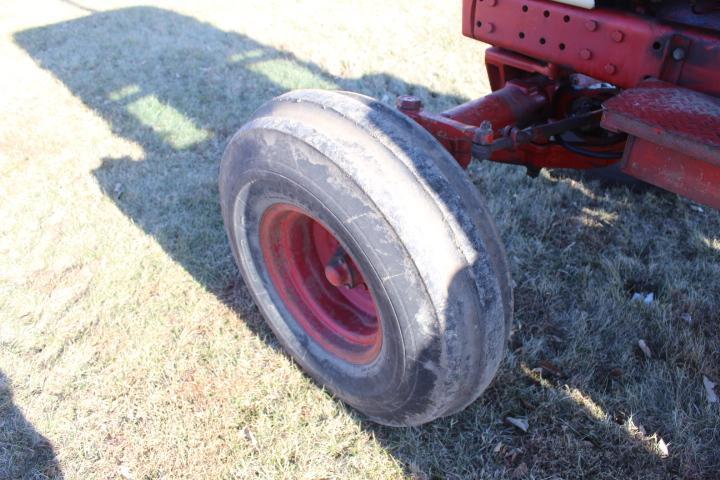 IH 986 Dsl. Tractor w/Cab, Torque Out, Runs Good, (1978)