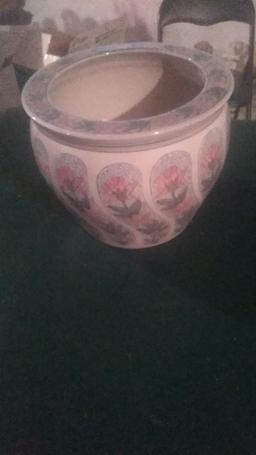 Vintage Floral Design Pot