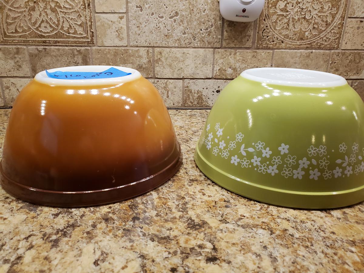 Lot of 2 Pyrex Bowls, 1-Green, 1-Brown