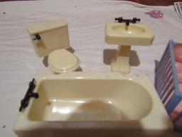 Renwal Bathroom and Playpen with 2 Dolls Furniture