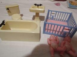 Renwal Bathroom and Playpen with 2 Dolls Furniture