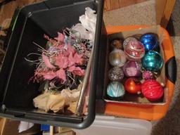 Vintage Christmas Center Piece and Bulbs with Tub