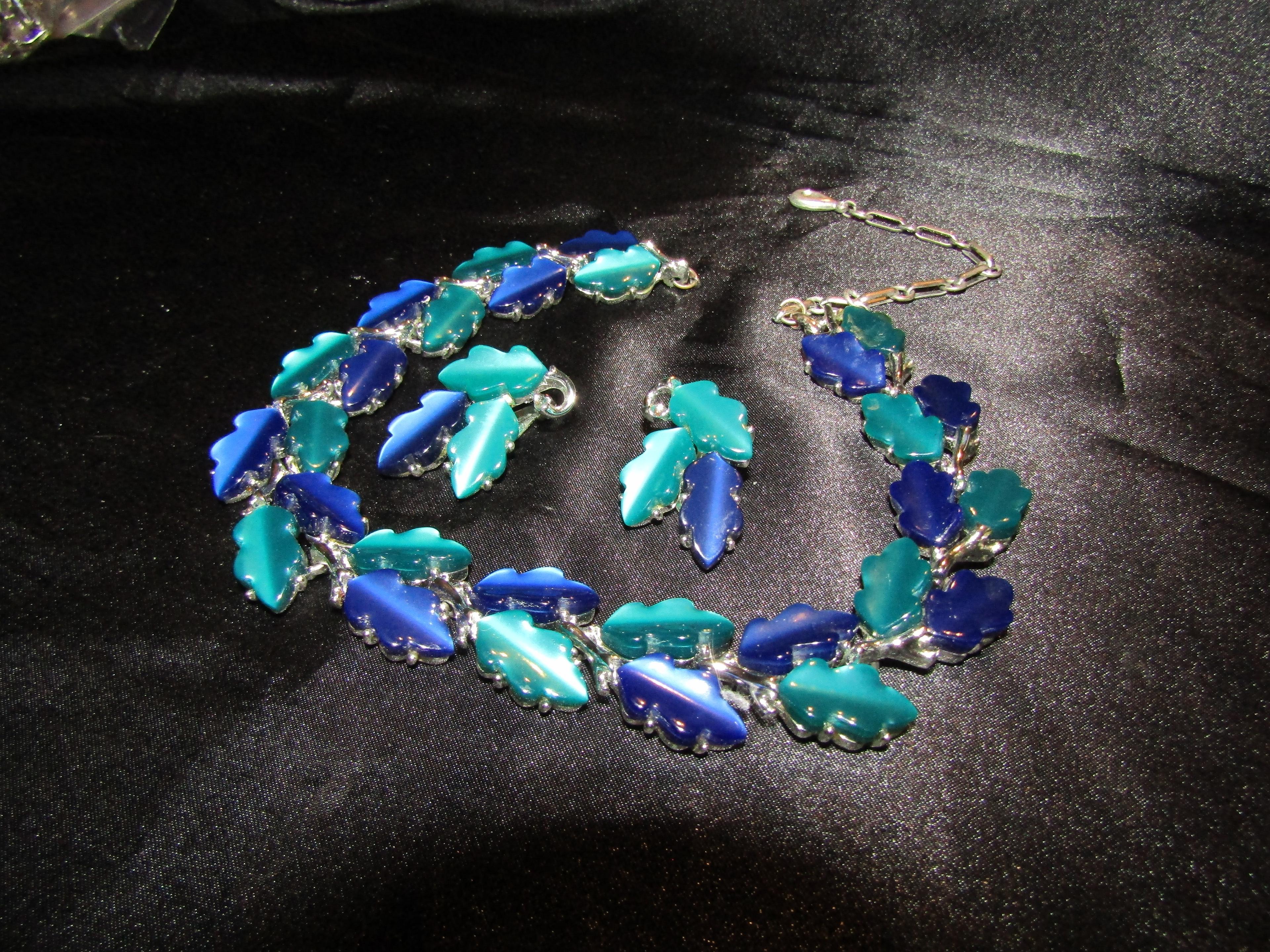 Vintage Lisner Blue/Teal Leaf Thermoset Set