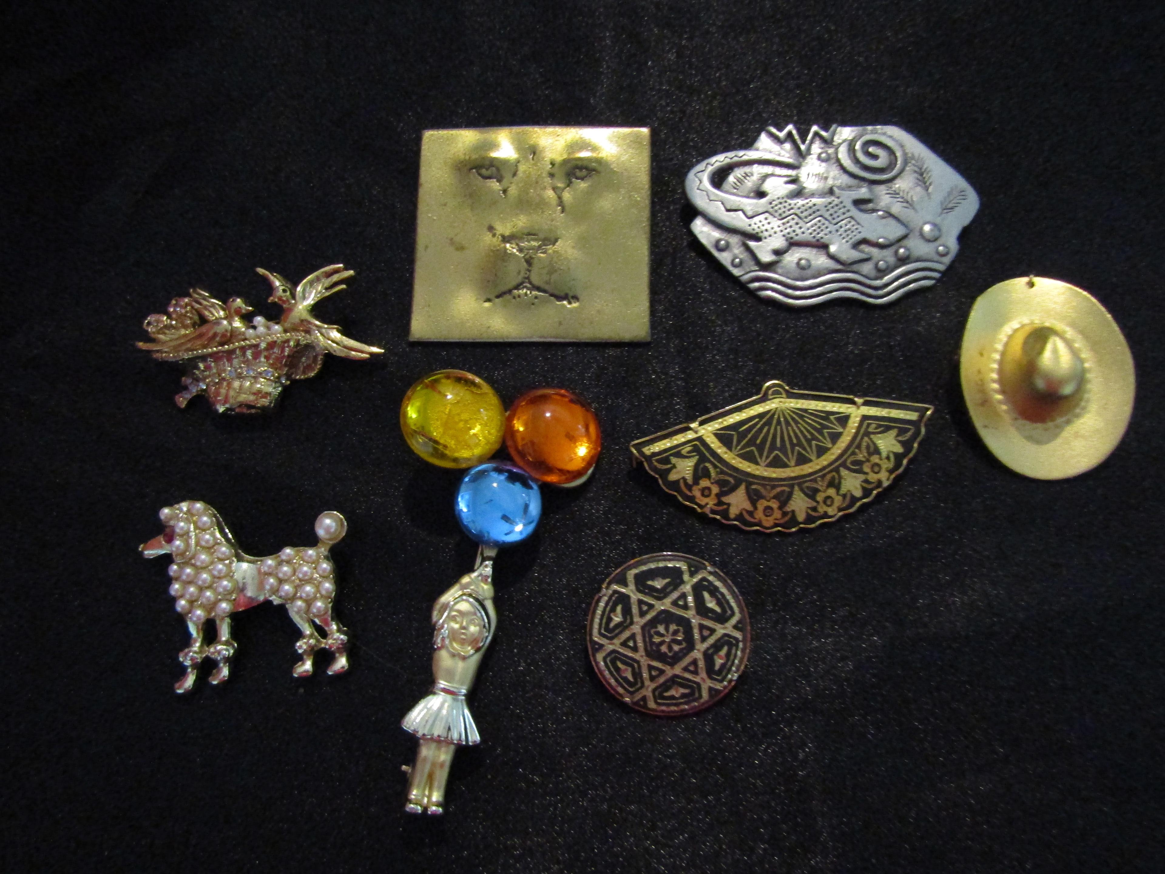 Lot of Brooches, Variety, JJ