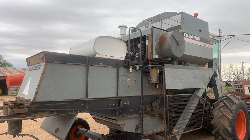 1982 Gleaner F2 Combine and header