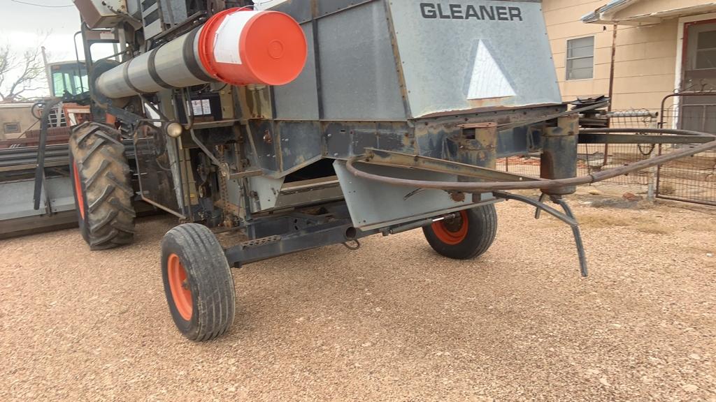 1982 Gleaner F2 Combine and header