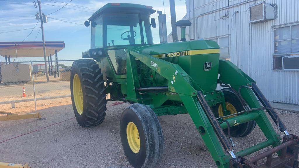 1980 JD 4240 Tractor with loader