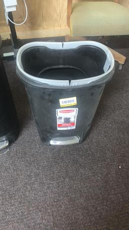 Lot of 2 plastic trash cans