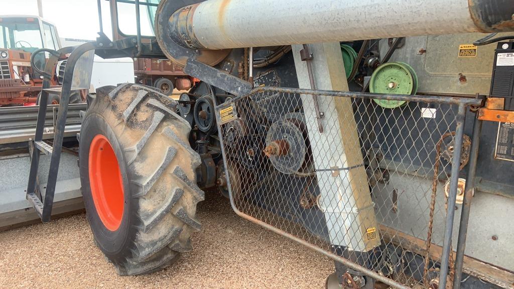 1982 Gleaner F2 Combine and header