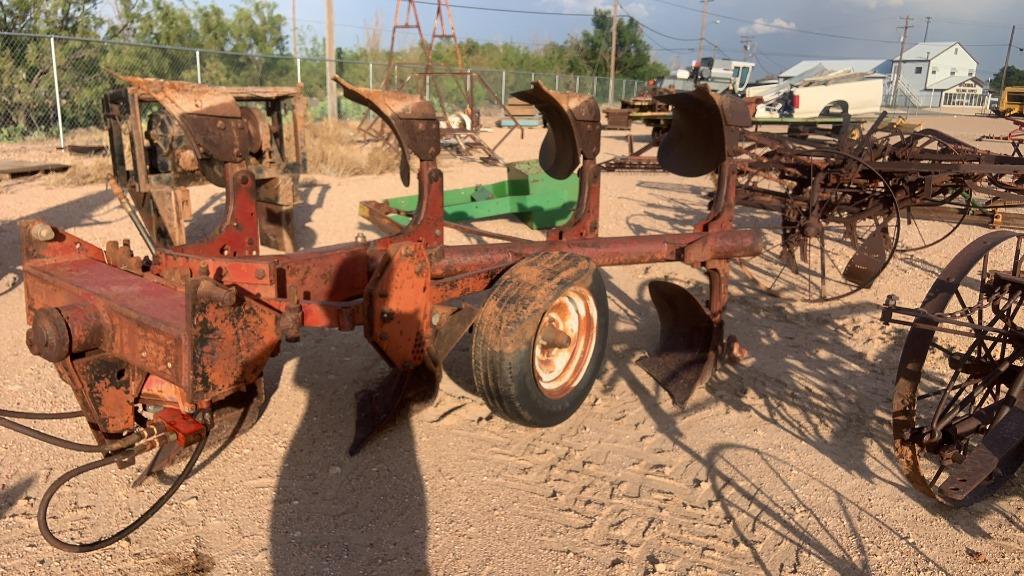 4-bottom roll over breaking plow