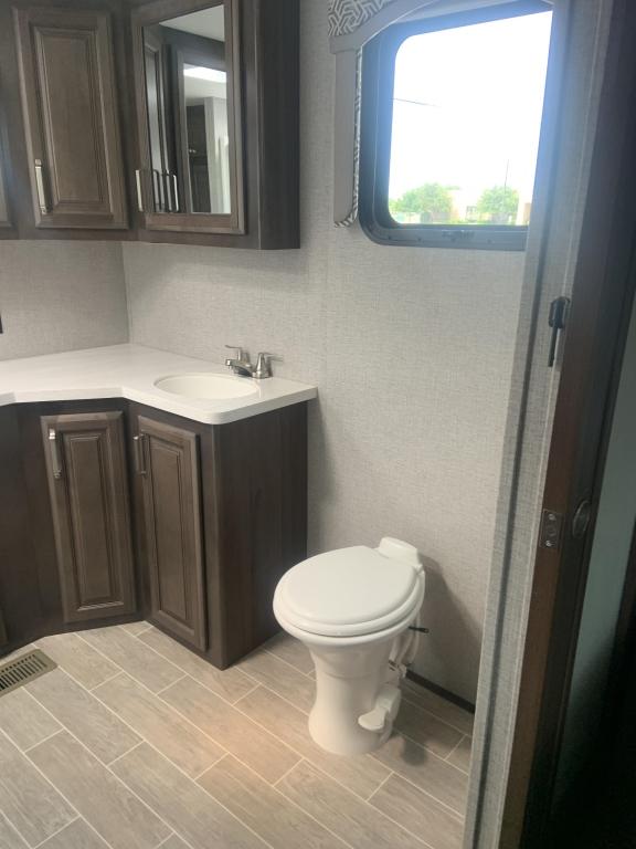 2020 Alpine 42' Fifth Wheel Travel trailer