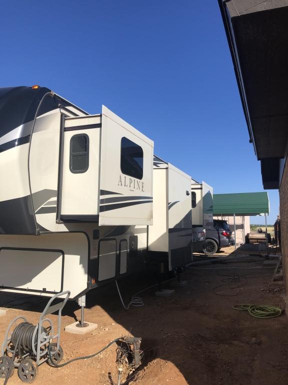 2020 Alpine 42' Fifth Wheel Travel trailer