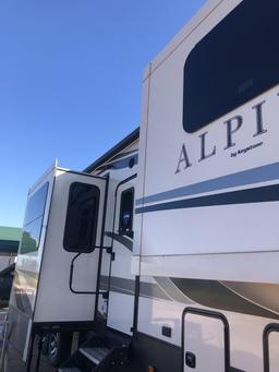 2020 Alpine 42' Fifth Wheel Travel trailer