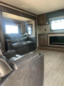 2020 Alpine 42' Fifth Wheel Travel trailer