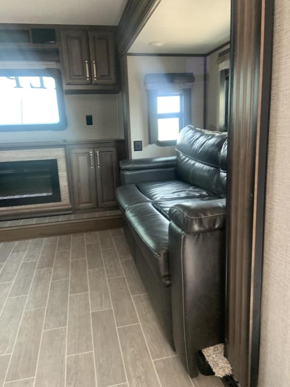 2020 Alpine 42' Fifth Wheel Travel trailer