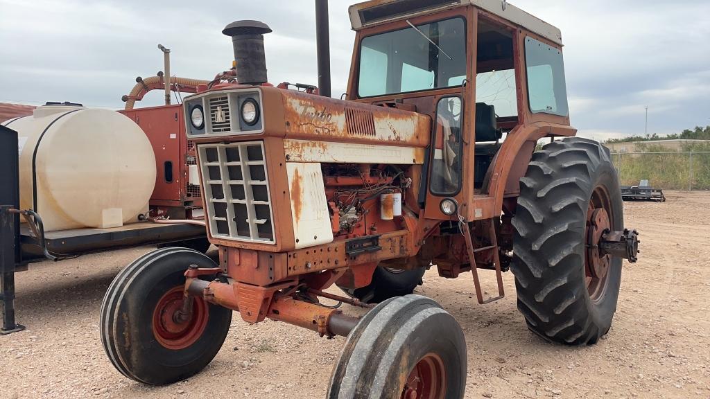 International 1466 Tractor