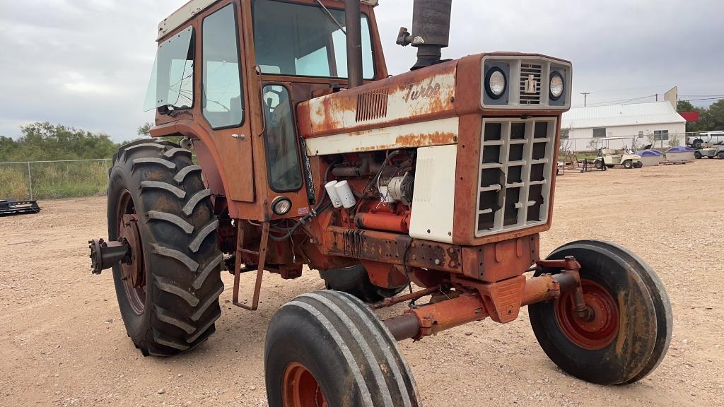 International 1466 Tractor