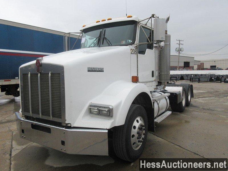 2005 Kenworth T800 T/A Day Cab Truck Tractor