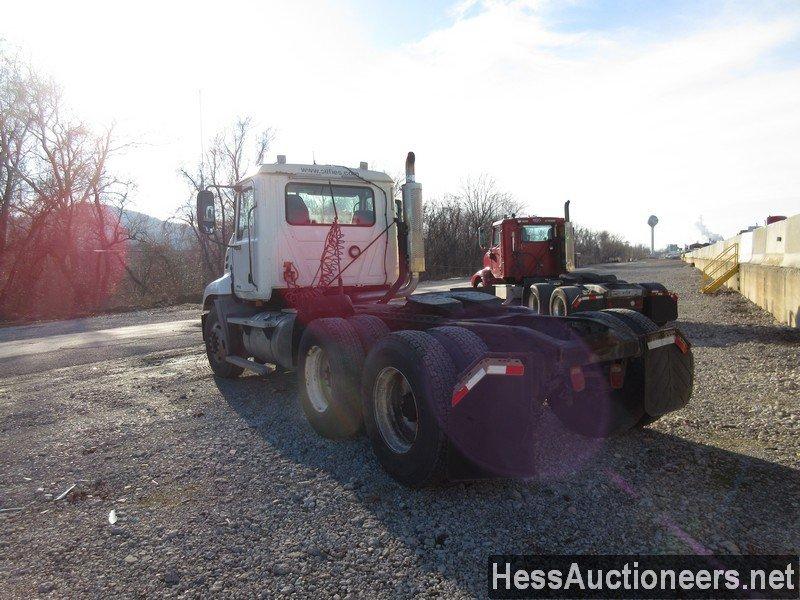 2004 MACK CXU613 DAYCAB