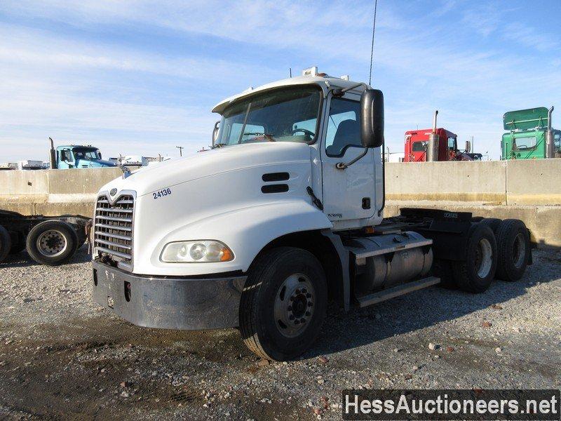 2004 MACK CXU613 DAYCAB