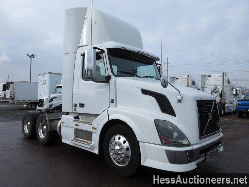 2009 VOLVO VNL64T300 T/A DAYCAB