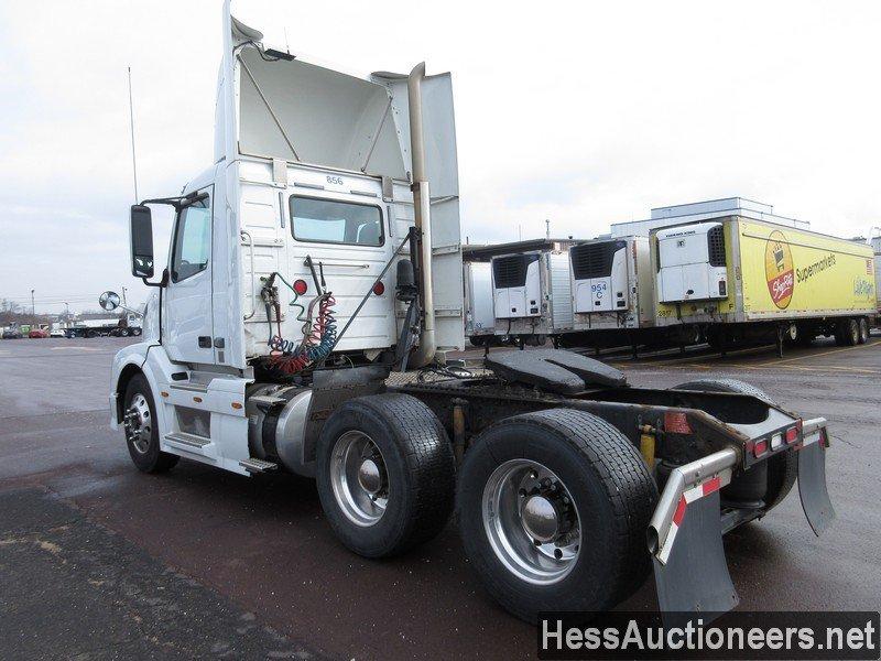 2009 VOLVO VNL64T300 T/A DAYCAB