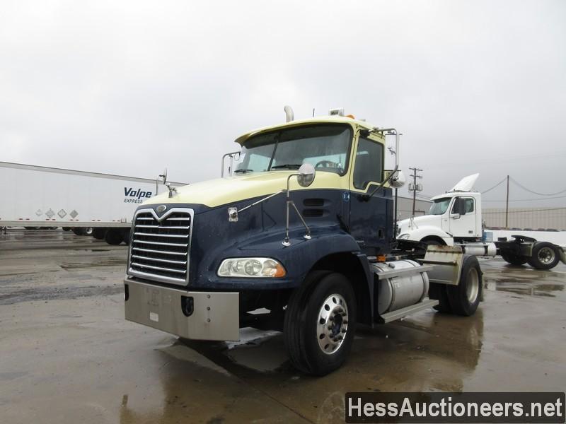 2006 MACK CXN612 S/A DAYCAB