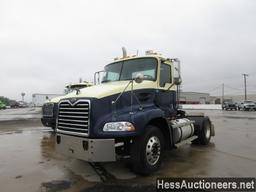 2004 MACK CXN612 S/A DAYCAB