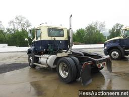 2004 MACK CXN612 S/A DAYCAB