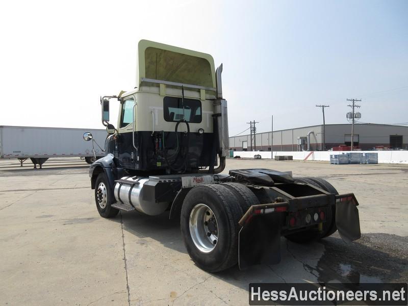 2002 INTERNATIONAL 9100A S/A DAYCAB