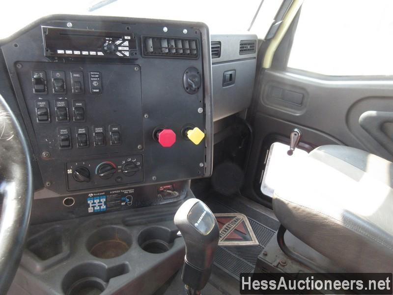 2002 INTERNATIONAL 9100A S/A DAYCAB